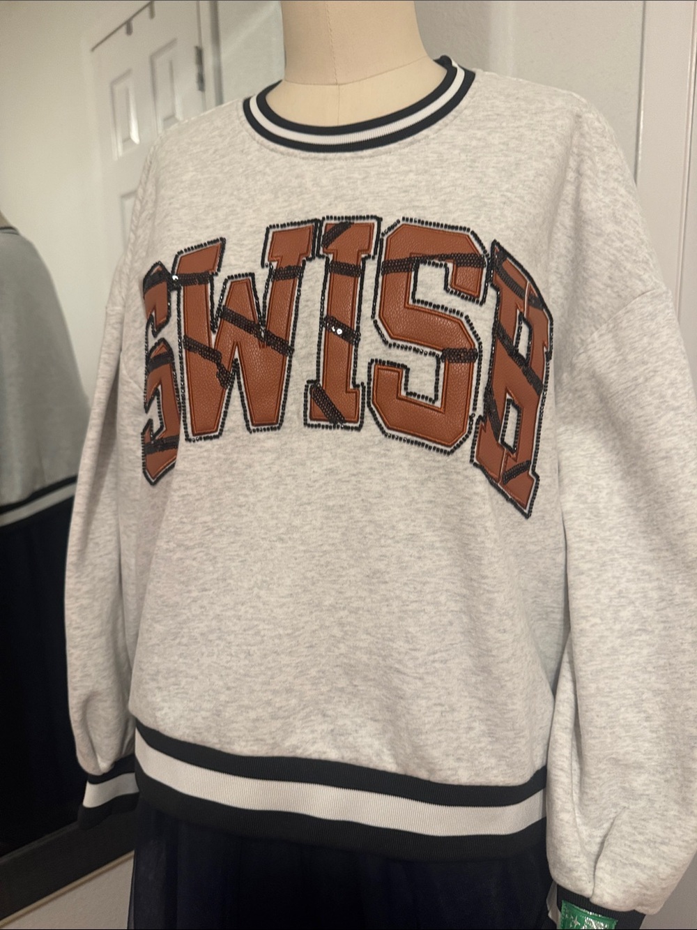 QUEEN OF SPARKLES Light Gray Sweatshirt with  SWISH in leather and sequins- xs
